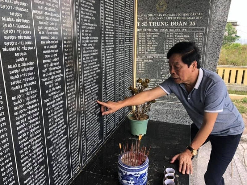 Tấm bia ghi tên liệt sĩ được dựng tại địa điểm D 631 đánh trận mở màn rạng sáng ngày 5.3.1975 Tấm bia ghi tên liệt sĩ được dựng tại địa điểm D 631 đánh trận mở màn rạng sáng ngày 5.3.1975