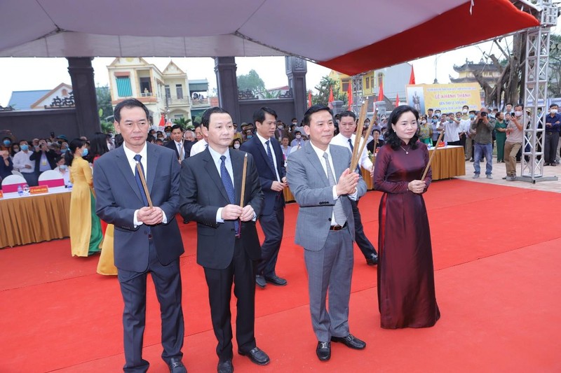 Thứ trưởng Bộ VH -TT &amp;DL Trịnh Thị Thủy cùng lãnh đạo tỉnh Thanh Hóa dâng hương tại đền thờ Lê Văn Hưu