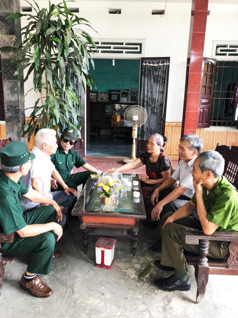 Vợ chồng đại tá Hoàng Uy trò chuyện với các cựu binh Tiểu đoàn 631