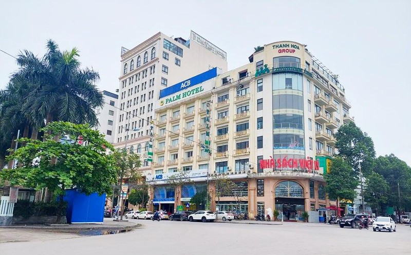 Khu đất dự án Hạc Thành Tower với nhiều tòa nhà đã được xây dựng Khu đất dự án Hạc Thành Tower với nhiều tòa nhà đã được xây dựng