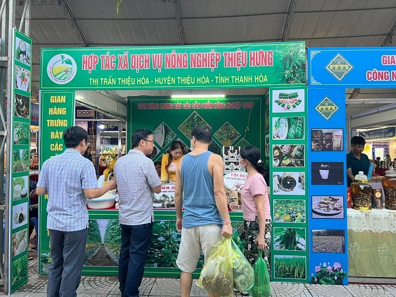 Người dân chọn mua những sản phẩm tại hội chợ Người dân chọn mua những sản phẩm tại hội chợ