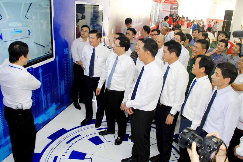 Các đại biểu tham quan triểm lãm Các đại biểu tham quan triểm lãm