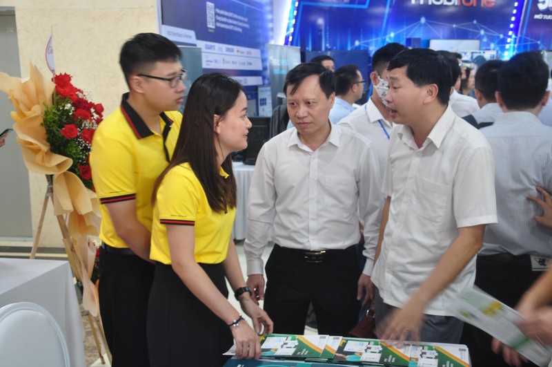 Doanh nghiệp công nghệ thông tin giói thiệu sản phẩm Doanh nghiệp công nghệ thông tin giói thiệu sản phẩm