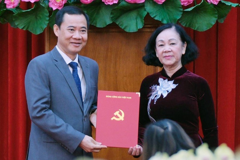 Trương Thị Mai trao quyết định điều động ông Nguyễn Thái Học làm quyền Bí thư Tỉnh uỷ Lâm Đồng. nguyenthaihoc-ld-1-343-409-4077.jpg