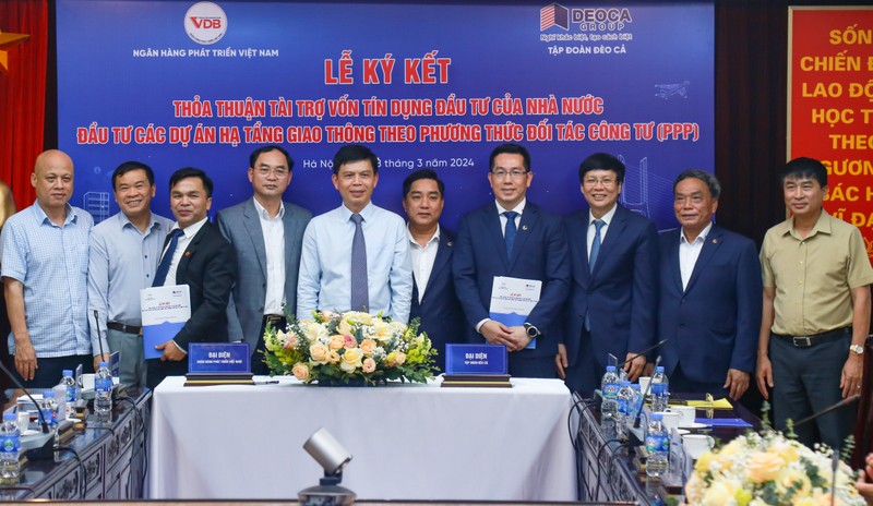 Thứ trưởng Bộ GTVT Lê Anh Tuấn chứng kiến lễ ký kết thỏa thuận hợp tác giữa Tập đoàn Đèo Cả và VDB. IMG_9977.jpg