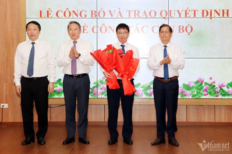 Thứ trưởng Bộ TT&TT Nguyễn Huy Dũng (ngoài cùng bên trái) cùng lãnh đạo tỉnh Khánh Hòa trao quyết định Giám đốc Sở TT&TT cho ông Phạm Quốc Hoàn. Ảnh: Xuân Ngọc w-kh-canbo-1-1-351.jpg