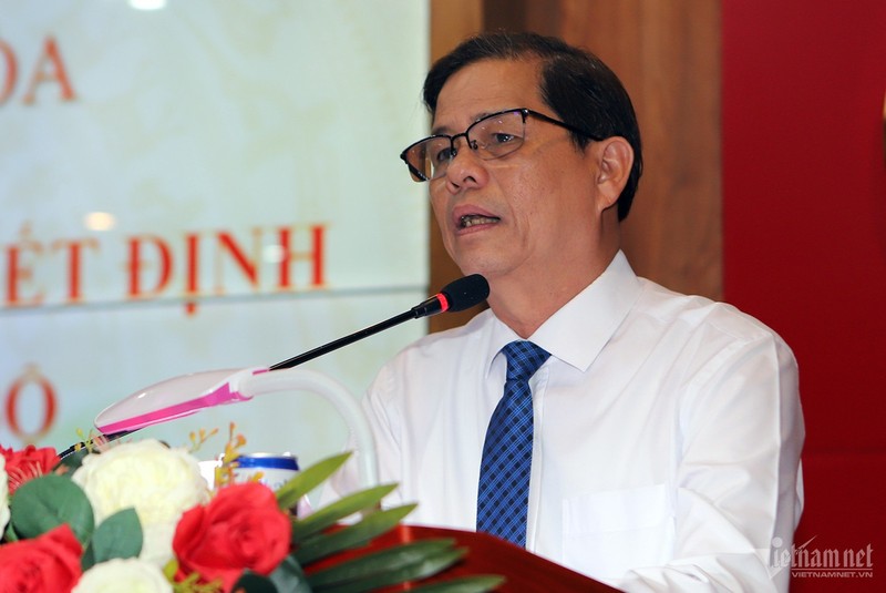 Ông Nguyễn Tấn Tuân, Chủ tịch UBND tỉnh Khánh Hòa giao nhiệm vụ cho tân Giám đốc Sở TT&TT. w-w-kh-canbo-5-1-524.jpg