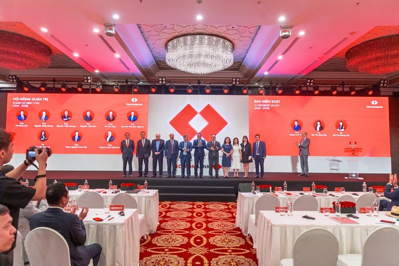 Dù chi lương cho nhân viên ở mức cao nhất toàn ngành nhưng thù lao HĐQT và BKS Techcombank chỉ ở mức trung bình toàn ngành. Ảnh: TCB. 2.jpg