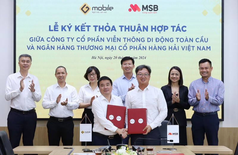 Ông Nguyễn Việt Trung - Tổng Giám Đốc Gtel Mobile và ông Nguyễn Hoàng Linh – Tổng Giám đốc MSB ký thỏa thuận hợp tác.