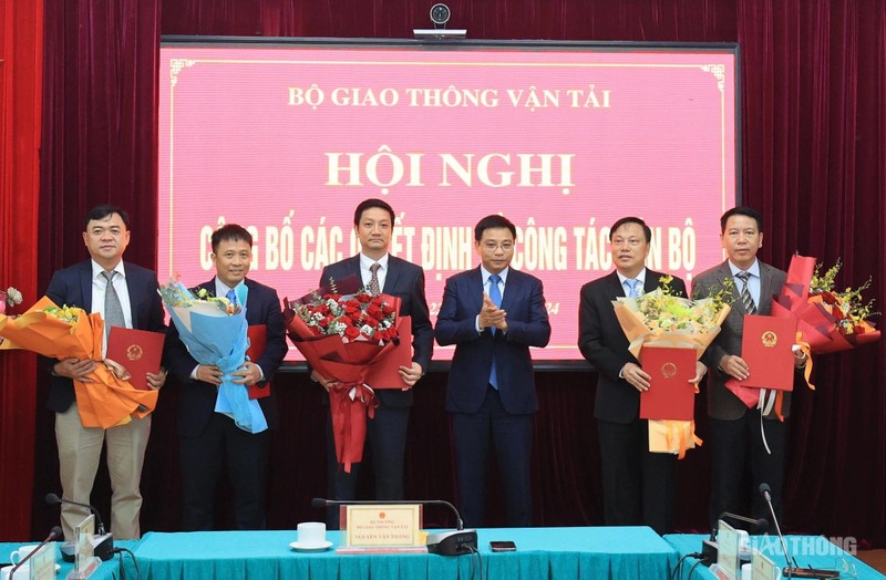 Bộ trưởng Bộ GTVT Nguyễn Văn Thắng trao quyết định điều động, bổ nhiệm cán bộ chủ chốt của 5 Cục, Vụ trực thuộc. Ảnh: Tạ Hải/Giao thông. Bộ trưởng Bộ GTVT Nguyễn Văn Thắng trao quyết định điều động, bổ nhiệm cán bộ chủ chốt của 5 Cục, Vụ trực thuộc. Ảnh: Tạ Hải/Giao thông.
