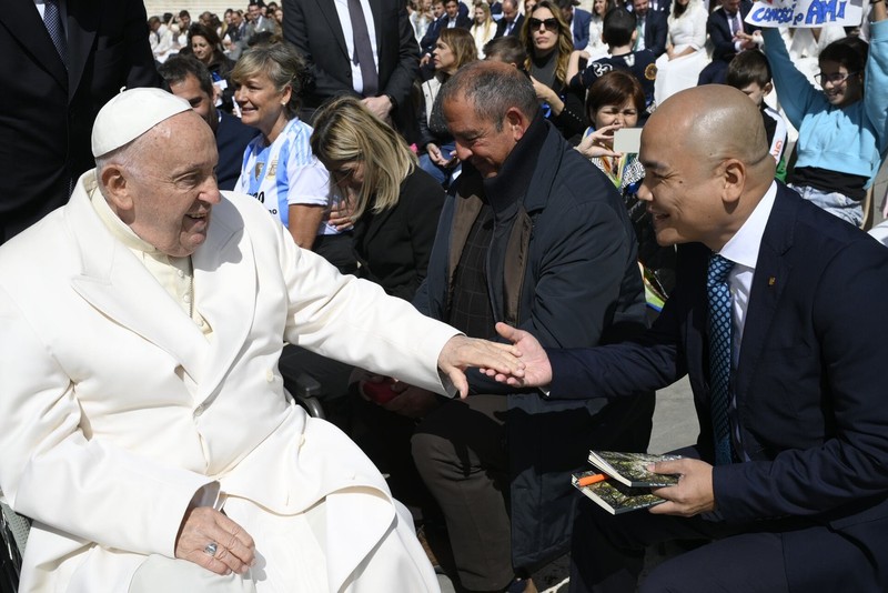 Tác giả Hà Huy Thanh gặp gỡ Giáo Hoàng tại Vatican. Ảnh: NVCC.