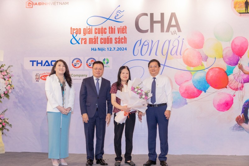 Ban tổ chức trao giải Nhất cho tác giả PGS. TS Lưu Khánh Thơ Ban tổ chức trao giải Nhất cho tác giả PGS. TS Lưu Khánh Thơ