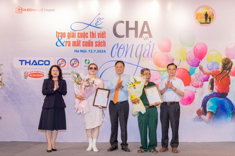 Ban tổ chức trao giải cho các tác giải đoạt giải Ba Ban tổ chức trao giải cho các tác giải đoạt giải Ba