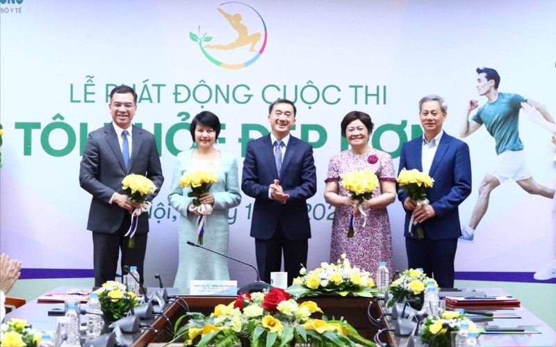 Thứ trưởng Bộ Y tế Trần Văn Thuấn tặng hoa Ban Giám khảo. download.jpeg