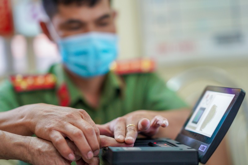 Người dân đến làm CCCD gắn chip tại cơ quan công an. cccd-chùng.jpg