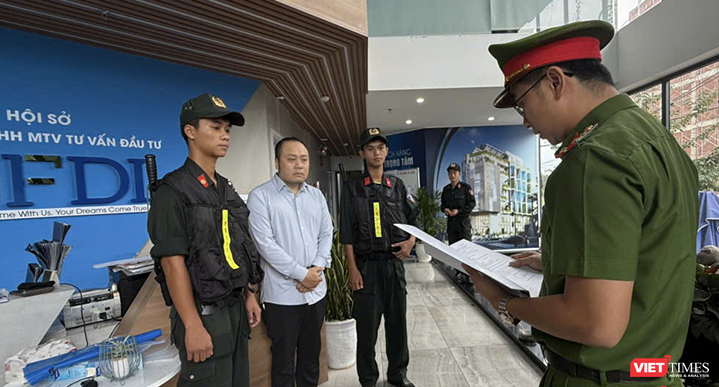 Cơ quan CSĐT Công an TP Đà Nẵng tống đạt quyết định khởi tố vụ án, khởi tố bị can và thực hiện lệnh bắt tạm giam đối với Nguyễn Quang Hoàng, Tổng giám đốc Công ty TNHH MTV Tư vấn đầu tư GFDI. Ảnh: CATP