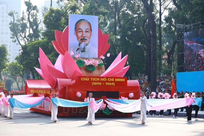 Rước chân dung Chủ tịch Hồ Chí Minh trong chương trình diễu binh, diễu hành kỷ niệm 50 năm Ngày Giải phóng miền Nam, thống nhất đất nước (30/4/1975-30/4/2025). Ảnh: TTXVN. 092950-vna_potal_le_dieu_binh_dieu_hanh_ky_niem_50_nam_ngay_giai_phong_mien_nam_thong_nhat_dat_nuoc__8005382.jpg