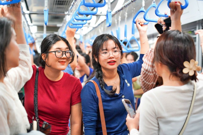 Tuyến Metro số 1 ở TP.HCM đã áp dụng mô hình thanh toán không dùng tiền mặt. Ảnh: Diệu Bình. trai-nghiem-di-thu-metro-so-1-17.jpg