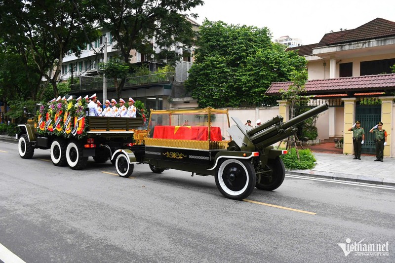Đoàn xe chở linh cữu nguyên Chủ tịch nước Trần Đức Lương ghé qua nhà riêng tại phố Vạn Phúc (Ba Đình), trước khi đưa tiễn ông về nơi an nghỉ. xe-tang-nguyen-chu-tich-nuoc-tran-duc-luong-di-qua-cac-tuyen-pho-ha-noi-32309.jpg