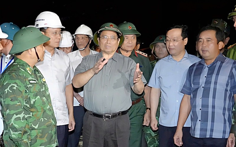 Thủ tướng Phạm Minh Chính chỉ đạo công tác phòng, chống bão tại Cửa Lò, Nghệ An. Ảnh: Báo Xây dựng. 9355.jpg