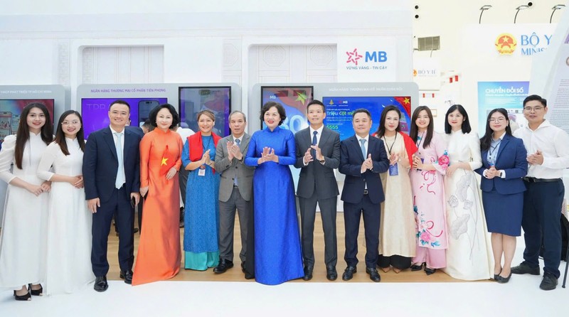 Thống đốc NHNN Nguyễn Thị Hồng chụp ảnh lưu niệm cùng lãnh đạo và cán bộ MB tại Triển lãm thành tựu đất nước A80 z6957765870062_5f5dd98545ae27a57cf097448f42018b.jpg