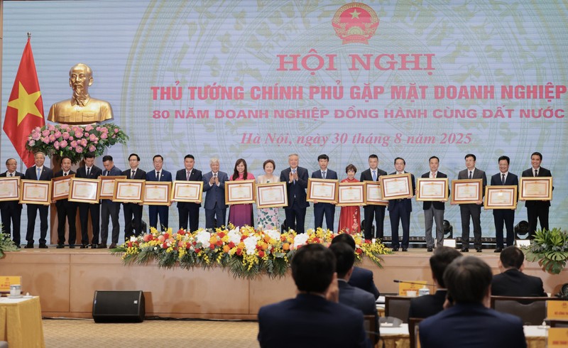 Ông Nguyễn Đức Thụy – Chủ tịch HĐQT LPBank (thứ 8 từ trái sang) đại diện Ngân hàng nhận bằng khen của Thủ tướng Chính phủ trong công tác an sinh xã hội 10424.jpg