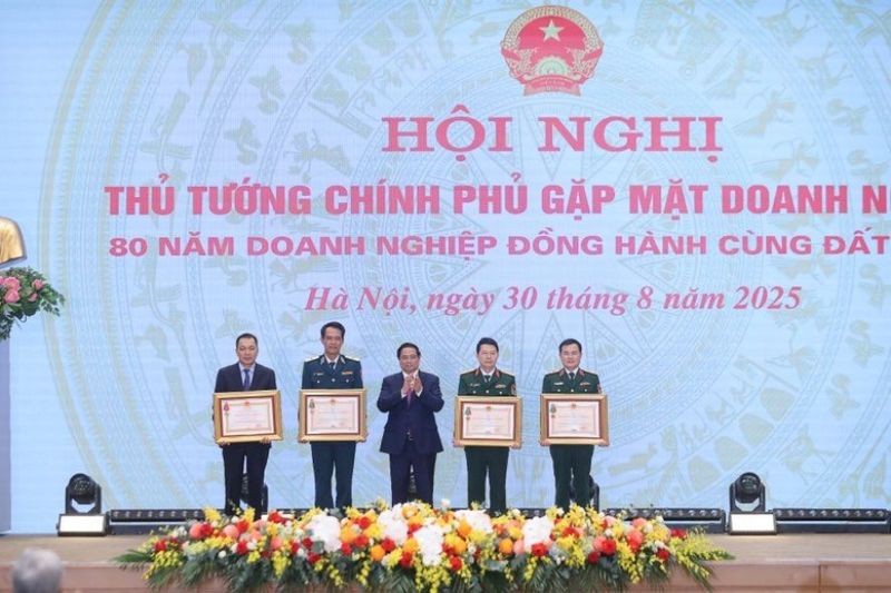 Thủ tướng trao Huân chương Bảo vệ Tổ quốc hạng Nhất tặng Tập đoàn Công nghiệp - Viễn thông Quân đội (Viettel) và Ngân hàng Quân đội (MB); trao Huân chương Bảo vệ Tổ quốc hạng Nhì tặng Binh đoàn 18 và Tập đoàn Điện lực Việt Nam (EVN) - Ảnh: VGP/Nhật Bắc img0358-1756552487621783938810.jpg