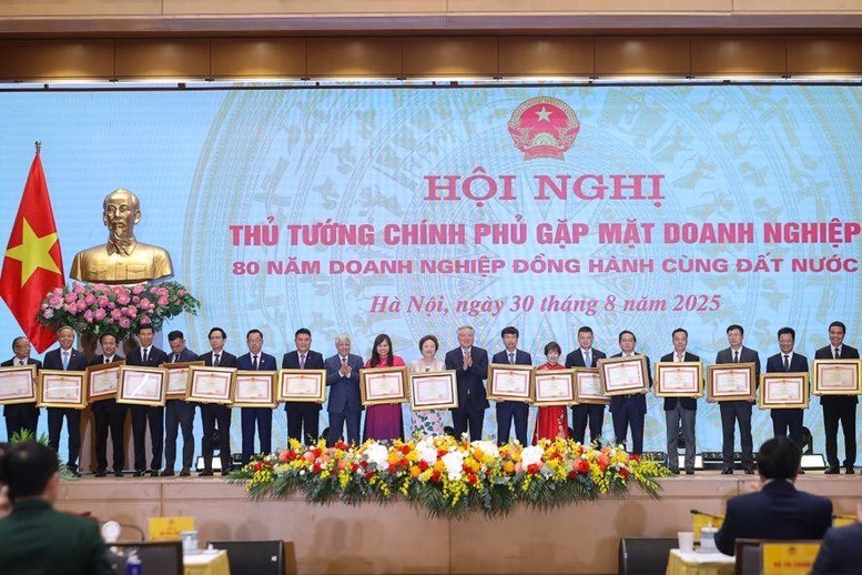 Chủ tịch Ủy ban Trung ương MTTQ Việt Nam Đỗ Văn Chiến và Phó thủ tướng Thường trực Chính phủ Nguyễn Hoà Bình trao Bằng khen của Thủ tướng Chính phủ tặng 18 doanh nghiệp tiêu biểu - Ảnh: VGP/Nhật Bắc img0362-1756552487671685808512.jpg