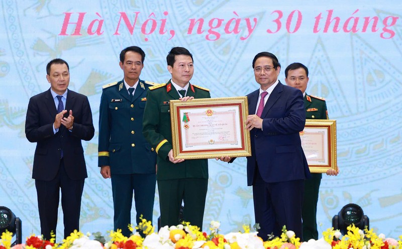 Thủ tướng Chính phủ Phạm Minh Chính trao tặng Huân chương Bảo vệ Tổ quốc hạng Nhất cho Ngân hàng TMCP Quân đội. z6962023998905_e3843ab6cf1cd8e1b87f5807351d78b4.jpg