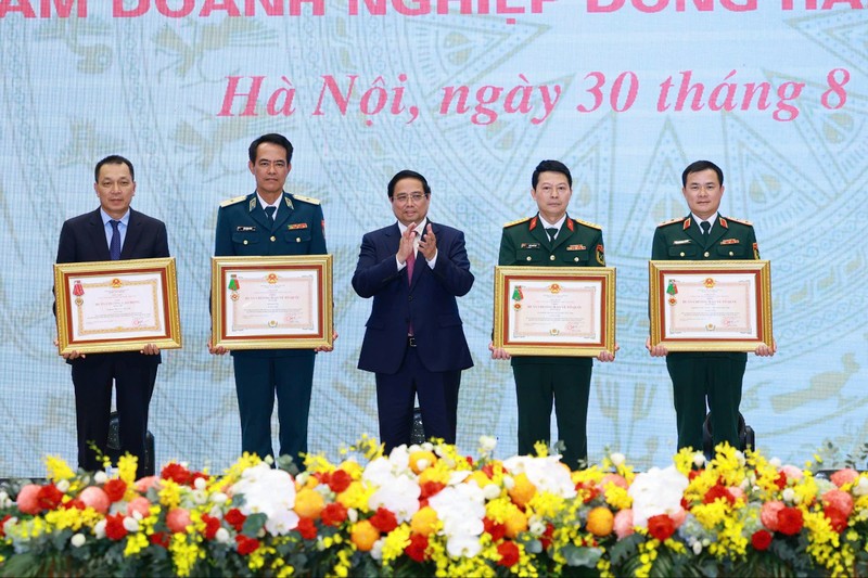 Ông Trần Minh Đạt - Phó Tổng Giám đốc (thứ tư từ trái sang) - thay mặt lãnh đạo MB đón nhận Huân chương Bảo vệ Tổ quốc hạng Nhất. z6962024005661_f9e5846928c6152e8a68e01e05902dcd.jpg