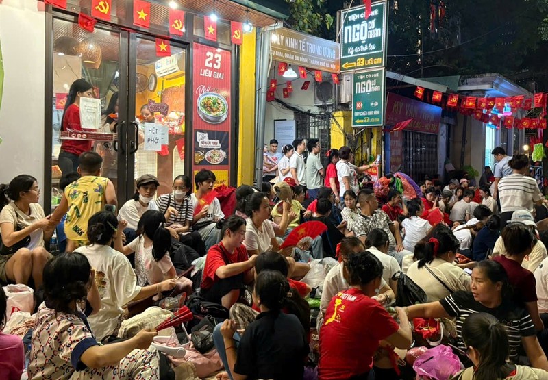 Tiếng cười và những câu chuyện cứ thế kéo dài đến đêm. Góc phố nào rôm rả niềm vui, mọi người lại cùng hướng ánh mắt tới và lưu lại kỷ niệm bằng những bức ảnh. A80_1 (10).jpg