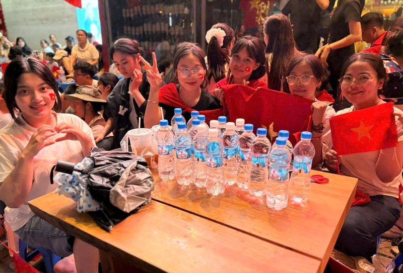 Thấu hiểu những vất vả của người dân chờ xem diễu binh, nhóm bạn trẻ này hỗ trợ phát nước miễn phí cho bà con. A80_1 (15).jpg