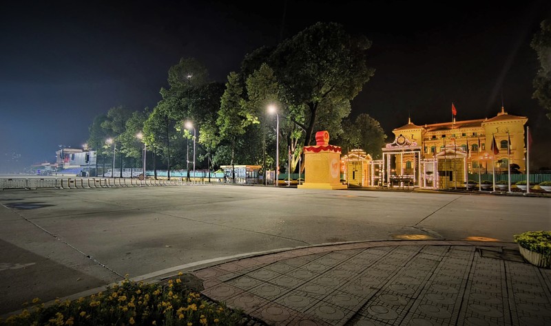 Lăng Bác và Phủ Chủ tịch bừng sáng về đêm. Công tác chuẩn bị đã hoàn tất. Tất cả đã sẵn sàng cho lễ diễu binh hùng tráng kỷ niệm 80 năm Quốc khánh 2/9. A80_1 (17).jpg