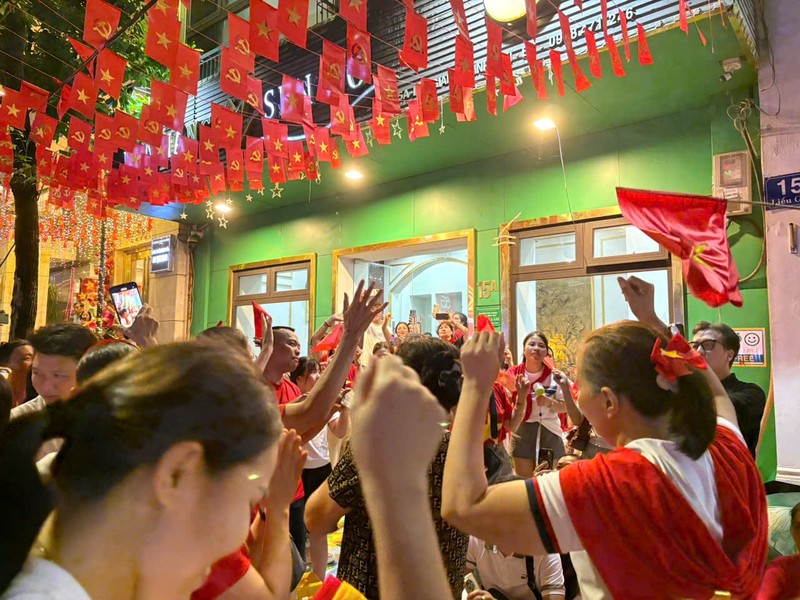 Hàng chục người có mặt ở vỉa hè phố Liễu Giai hát vang ca khúc: Như có Bác Hồ trong ngày vui đại thắng và Nối vòng tay lớn. Tiếng hát đã kết nối những người từ lạ thành quen. A80_1 (18).jpg