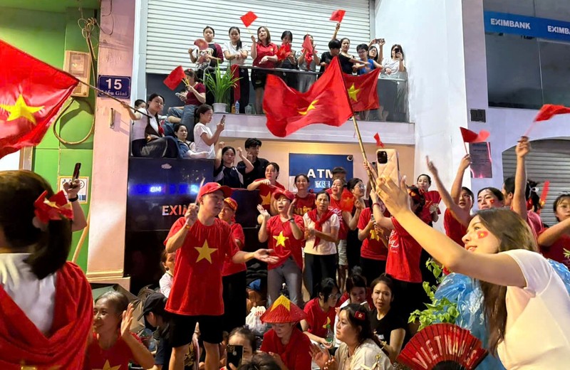 Tối 1/9, không khí tại các tuyến phố trung tâm Hà Nội như Kim Mã, Trần Phú, Giang Văn Minh, Liễu Giai… trở nên sôi động khi nhiều người chờ xem diễu binh 2/9 cùng nhau ca hát. Không khí tự hào, náo nhiệt góp phần xua tan cảm giác mệt mỏi. Tất cả cùng chờ đợi giây phút lịch sử kỷ niệm 80 năm Quốc khánh. A80_1 (19).jpg