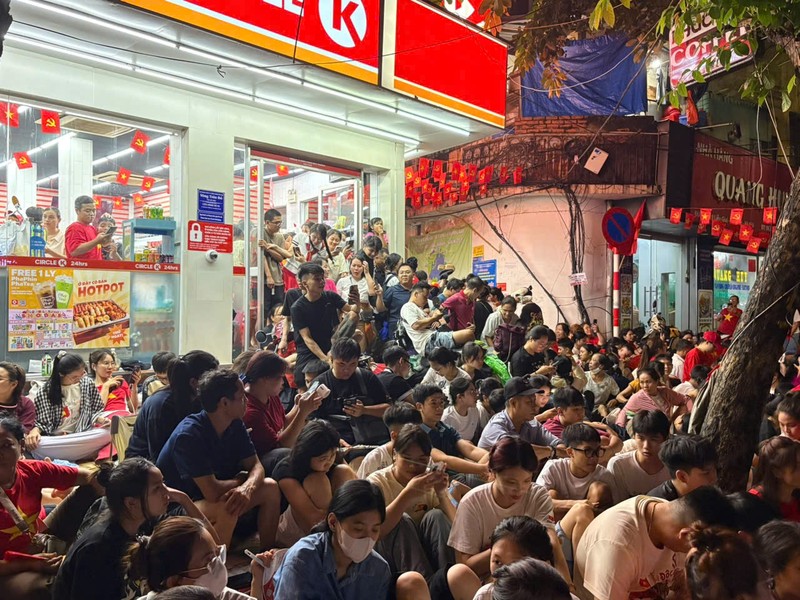 Nhiều người tập trung trước cửa một cửa hàng tiện lợi ở phố Liễu Giai. Vỉa hè cao, hàng hóa bán 24/24 sẽ giúp người dân dễ quan sát và mua sắm nhu yếu phẩm trong đêm. A80_1 (2).jpg