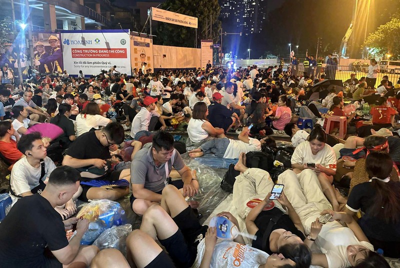 22h00, nhiều người tranh thủ ngả lưng và đọc tin tức về sự kiện A80. A80_1 (6).jpg