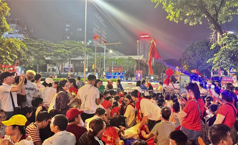 23h30, người dân tại một số nút giao quanh khu vực Ba Đình vẫn chưa ngủ. Họ cùng nhau thức trắng đêm nay, vì khoảnh khắc tiếng bước chân các đoàn diễu binh vang dậy phố phường đã đến rất gần. A80_1 (7).jpg