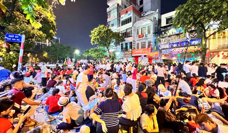 Khi kim đồng hồ dần nhích về đêm, hàng nghìn ánh mắt vẫn rực sáng. Họ kiên nhẫn chờ khoảnh khắc bình minh lên, là lúc tiếng nhạc quân hành vang dậy, bắt đầu lễ diễu binh hoành tráng mừng Quốc khánh 2/9. A80_1 (9).jpg