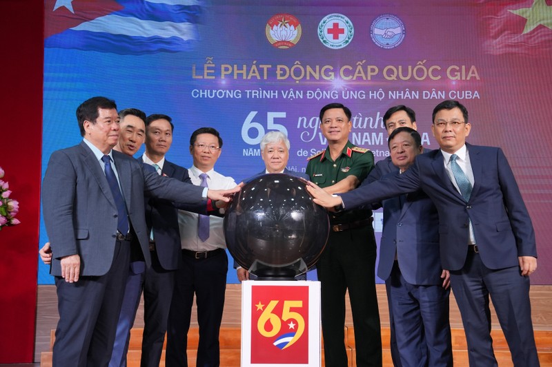 Chủ tịch Ủy ban Trung ương Mặt trận Tổ quốc Việt Nam Đỗ Văn Chiến cùng các đại biểu bấm nút phát động Chương trình vận động ủng hộ nhân dân Cuba, sáng 13/8/2025 dsc05293.jpg