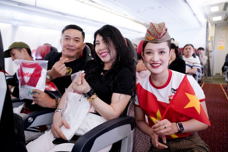 Những phần quà lưu niệm như gấu bông, khăn và áo phông phiên bản giới hạn được Vietjet thiết kế riêng cho dịp lễ Quốc khánh A3.jpg