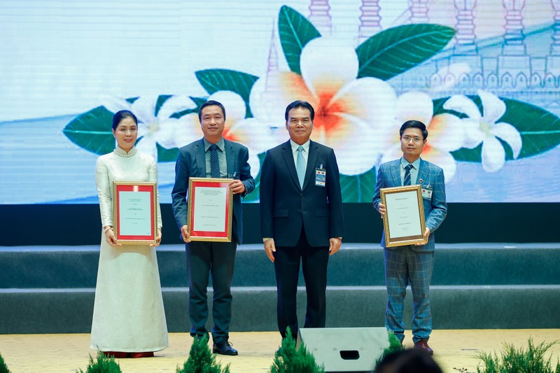 Lãnh đạo Bộ Kế hoạch và Đầu tư Lào trao hợp đồng tô nhượng dự án điện gió Savan 1 cho ông Nguyễn Thái Hà, Tổng Giám đốc Công ty TNHH MTV Điện gió Savan 1 (thứ hai từ trái sang). (Ảnh Nhật Bắc/VGP) Ảnh 1.jpg
