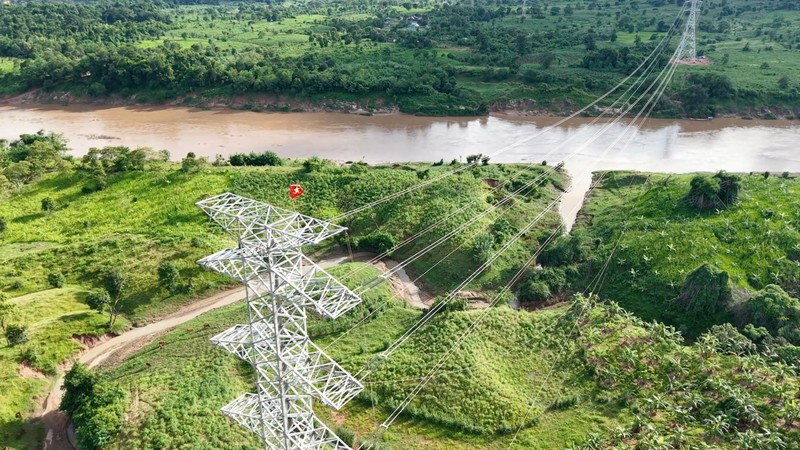 Sau hơn 6 tháng thi công thần tốc, tuyến đường dây truyền tải 220kV từ nhà máy điện gió Savan 1 trên lãnh thổ Lào đã được hoàn thành. Ảnh 3.jpg