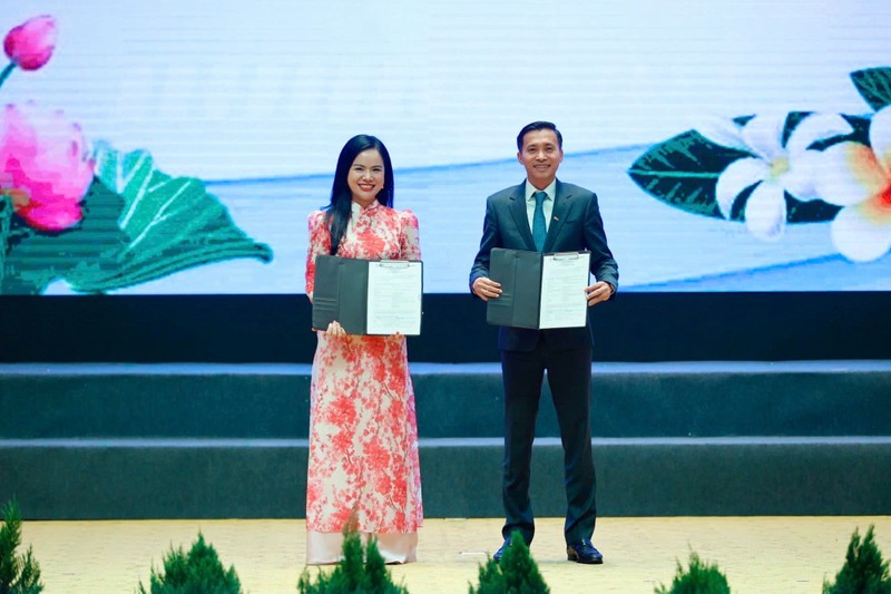 Bà Nguyễn Thị Thanh Bình, Phó Tổng Giám đốc T&T Group (bên trái), khẳng định việc đầu tư Nhà máy điện gió Savan 1 và liên kết với lưới truyền tải quốc gia có ý nghĩa quan trọng. Ảnh 5.jpg