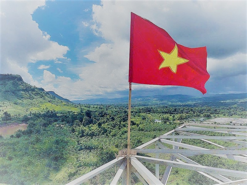 Sau hơn 6 tháng thi công thần tốc, tuyến đường dây truyền tải 220kV từ nhà máy điện gió Savan 1 trên lãnh thổ Lào đã được hoàn thành và sẵn sàng đấu nối vào hệ thống điện quốc gia Việt Nam trong tương lai gần. Ảnh thumb.jpg