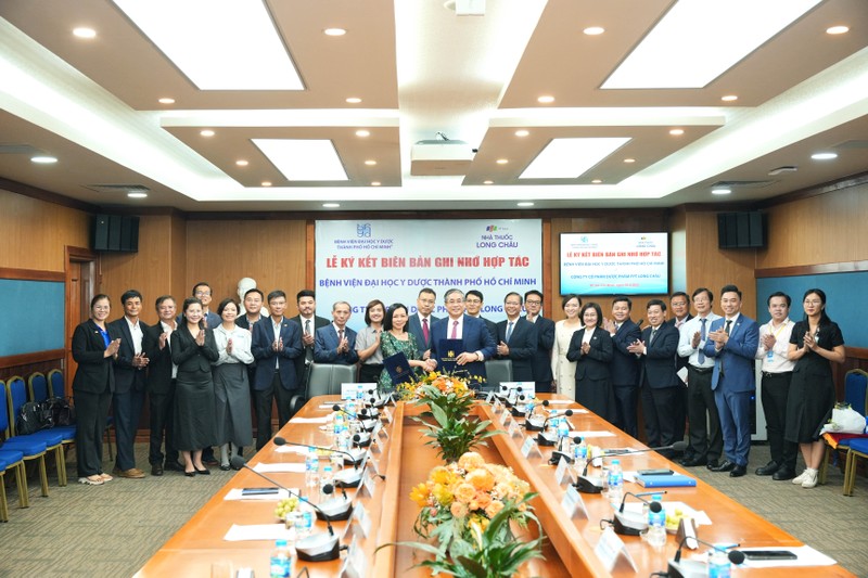 Long Châu cùng Bệnh viện Đại học Y Dược ký kết hợp tác chiến lược, đồng kiến tạo hệ sinh thái y tế vì sức khỏe người Việt. 2.jpg