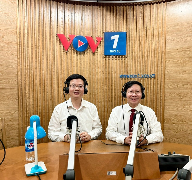 Ông Vũ Hải Quang - Phó Tổng Giám đốc VOV (bên phải) - tham gia một chương trình của VOV1. z6984975562126_70a9e7d0a42dc45ec1a441fa042d353f.jpg