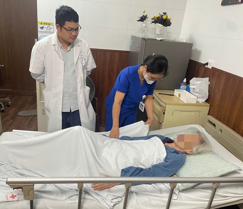 Bà cụ may mắn được cứu chữa thành công đôi chân 11655.jpg