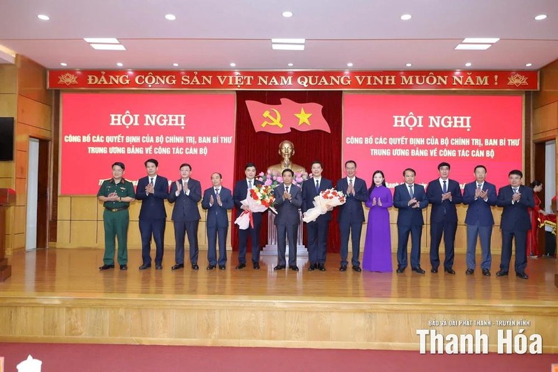 Các đồng chí lãnh đạo tỉnh Thanh Hóa tặng hoa chúc mừng đồng chí Nguyễn Hoài Anh và đồng chí Nguyễn Hồng Phong. Ảnh: Báo Thanh Hóa. 11996.jpg