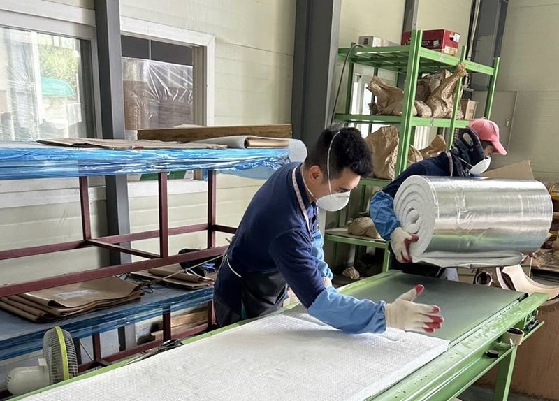 Công nhân Công ty Cổ phần Byucksan Insu kiểm tra chất lượng sản phẩm cách nhiệt và quá trình cắt, gia công vật liệu. Untitled (2).jpg